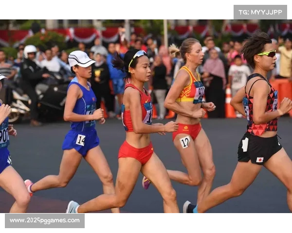 马拉松赛道上的感人一幕：竞争对手搀扶受伤选手一起冲线